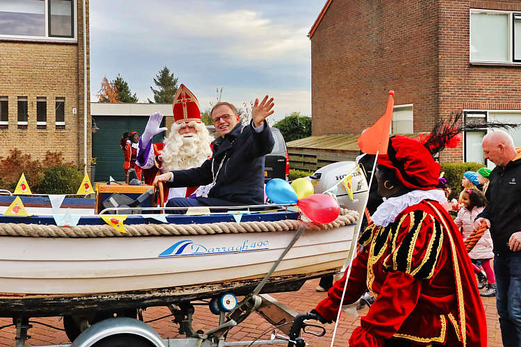 Aankomst van de Sint en zijn Zwarte Pieten in Waarder_031
